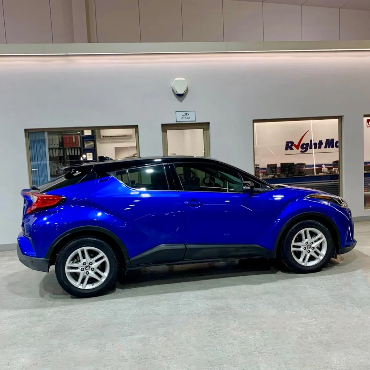 2021 Toyota C-HR Hybrid, photograph 2 of 18
